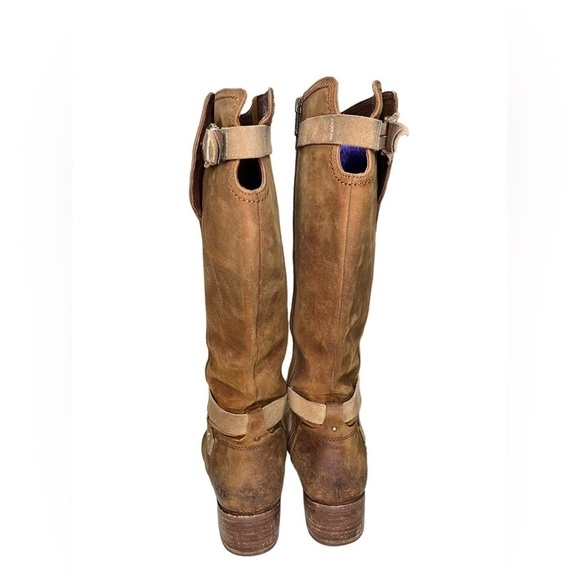 UGG Darcy Australian Riding Buckle Boots w/ zipper
Full Grain Distressed Leather - Picture 4 of 14